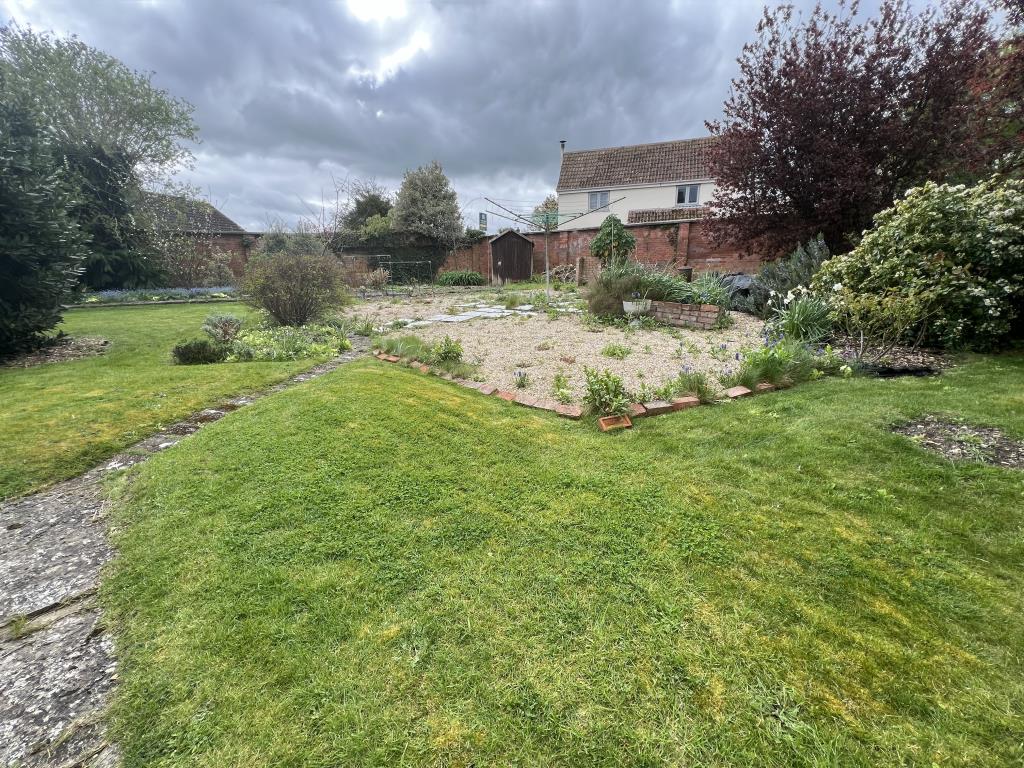 Lot: 98 - DETACHED CHARACTER PROPERTY FOR UPDATING WITH LARGE GARDEN & DEVELOPMENT POTENTIAL - Garden area to the side of Chatham House